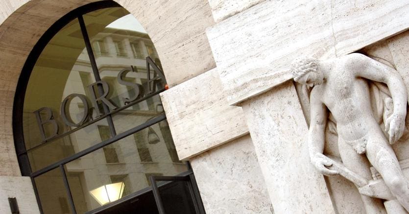 Piazza Affari chiude la settimana a 3 8 . Sullo spread si allenta